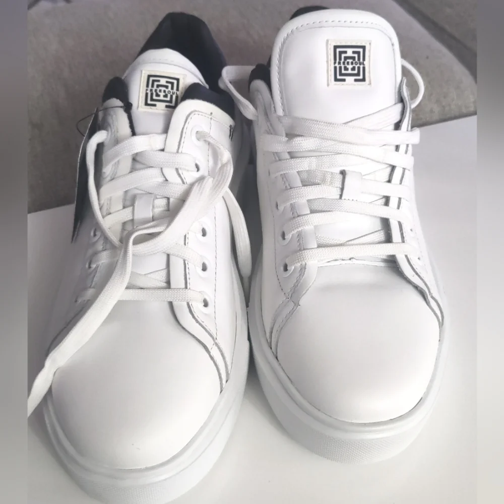 Freesoul White and Black Low-Top Athletic Shoes with Leather Upper‎ Size,,7.5